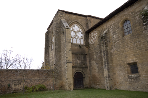 Puerta de acceso en la nave norte de la iglesia de Cañas